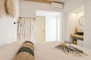 Executive Double Room with queen bed and outdoor hydromassage tub