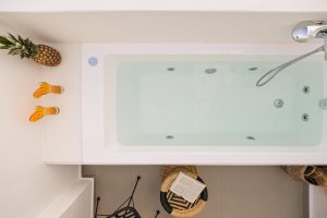 Executive Double Room with queen bed and outdoor hydromassage tub
