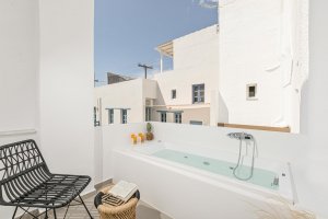 Executive Double Room with queen bed and outdoor hydromassage tub