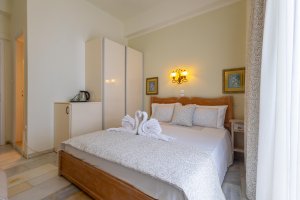 Double / Twin bed with sea view