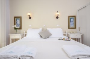 Double / Twin bed with partial sea view