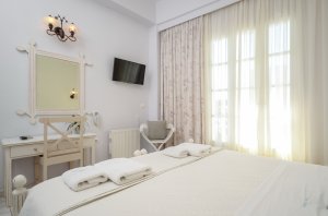 Double / Twin bed with partial sea view