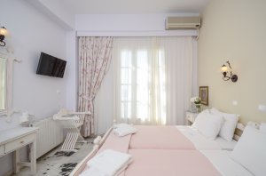 Double / Twin bed with partial sea view