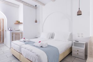 DELUXE DOUBLE ROOM: Double bed or two twins beds, with balconies in second floor with pool and sea view.