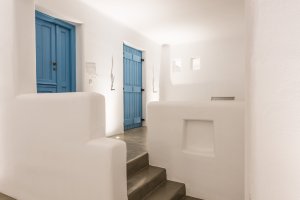 ECONOMY DOUBLE ROOM: Double bed or two twins beds, with verandas or balconies in first floor with pool and sea view.