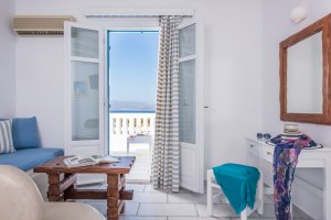DELUXE DOUBLE ROOM: Double bed or two twins beds, with balconies in second floor with pool and sea view.