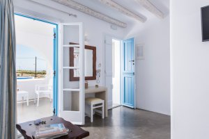 ECONOMY DOUBLE ROOM: Double bed or two twins beds, with verandas or balconies in first floor with pool and sea view.