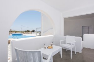 ECONOMY DOUBLE ROOM: Double bed or two twins beds, with verandas or balconies in first floor with pool and sea view.