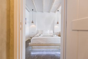 ECONOMY DOUBLE ROOM: Double bed or two twins beds, with verandas or balconies in first floor with pool and sea view.