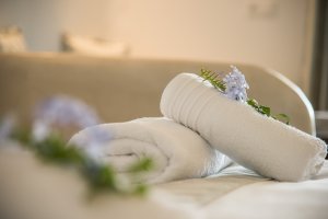DELUXE DOUBLE ROOM: Double bed or two twins beds, with balconies in second floor with pool and sea view.