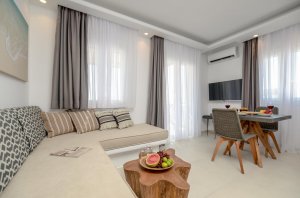 Grand Villa with pool and jacuzzi, 5 BR