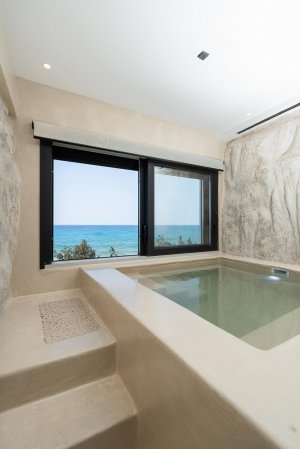 Suite with Hot Tub and Sea View